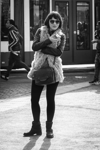 Girl on city street — Stock Photo, Image