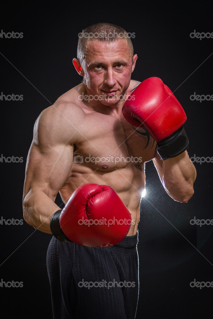 Uomo In Tatuaggio Posa Con I Guantoni Foto Stock C llm