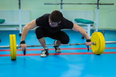 sporcunun halteri bastırıyor