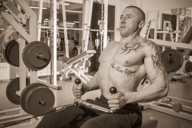 Spor salonunda egzersiz yapan adam.