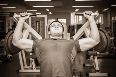 Spor salonundaki adam.