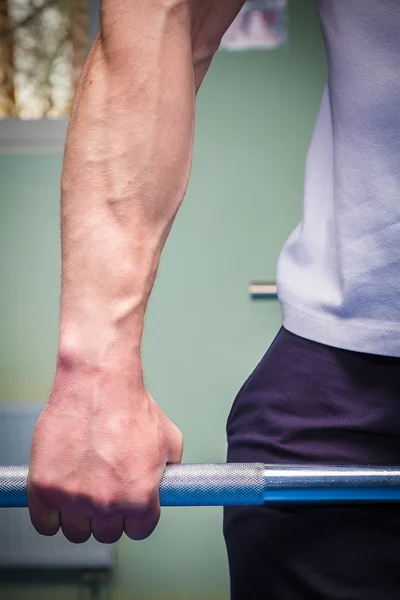 Hand mit einem Stangengewicht — Stockfoto