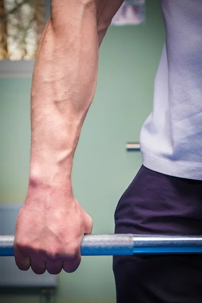 Mano con un peso bar — Foto Stock