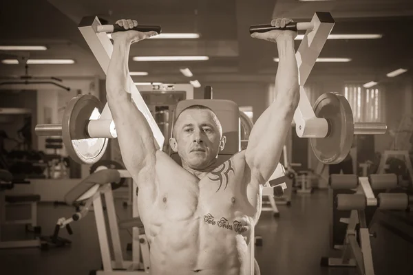 Hombre haciendo ejercicio en el gimnasio — Foto de Stock