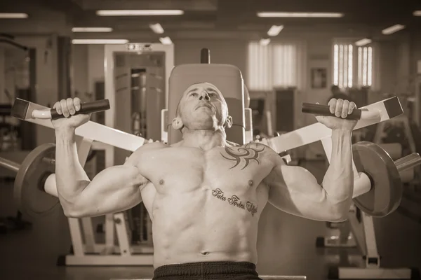 Hombre haciendo ejercicio en el gimnasio — Foto de Stock