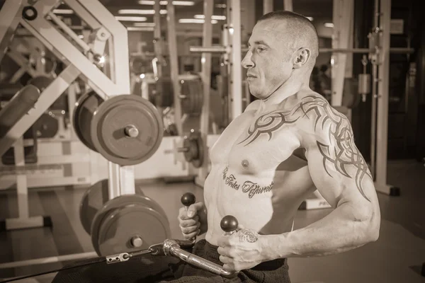 Hombre haciendo ejercicio en el gimnasio — Foto de Stock