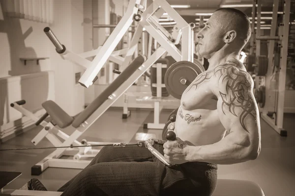 Hombre haciendo ejercicio en el gimnasio — Foto de Stock