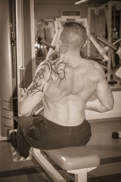 Man  exercising in gym — Stock Photo, Image