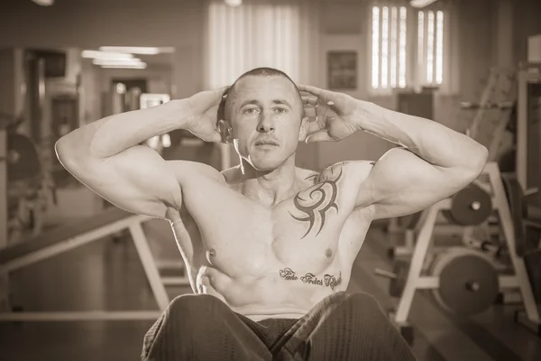 Man  exercising in gym — Stock Photo, Image