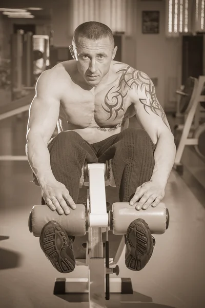 Man tränar på gym — Stockfoto