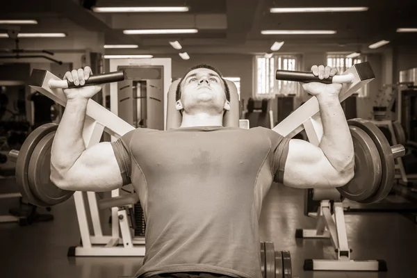 Man i gymmet — Stockfoto