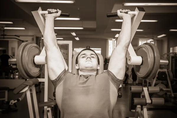 Uomo in palestra — Foto Stock