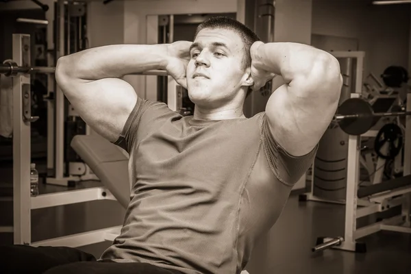 Homme dans la salle de gym — Photo