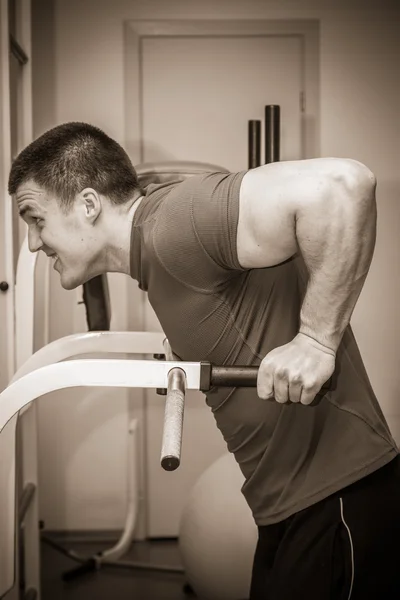 Мужчина тренируется в спортзале — стоковое фото