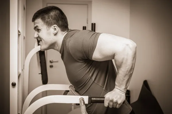 Uomo che lavora in palestra — Foto Stock