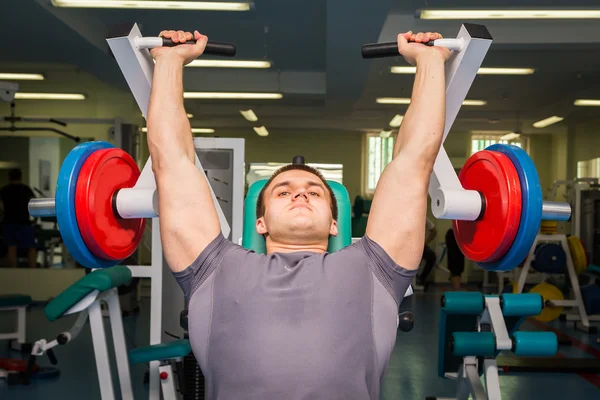 Hombre entrenando en el gimnasio — Foto de Stock