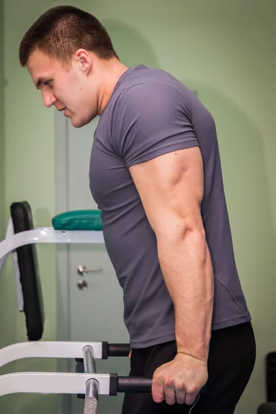 Mannen som tränar på gym — Stockfoto