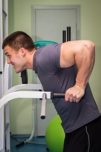 Mann trainiert im Fitnessstudio — Stockfoto