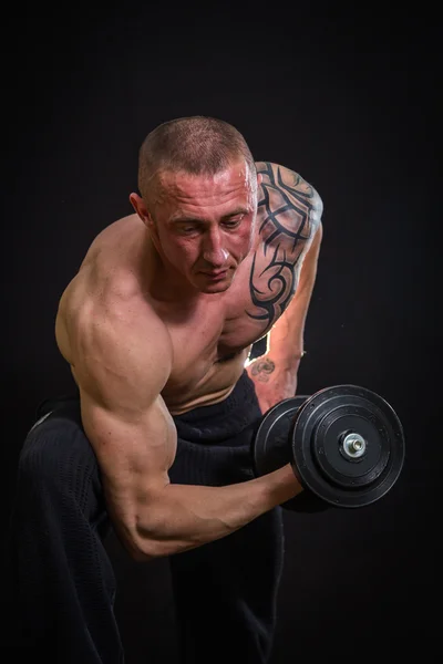 Muscle homme avec haltères — Photo