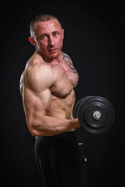 Muscle man met halters — Stockfoto