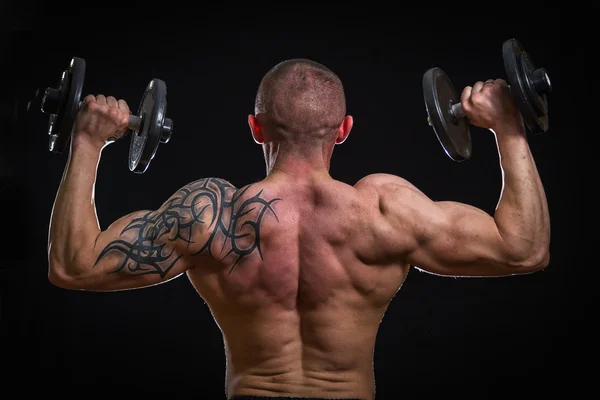 Muscle man met halters — Stockfoto