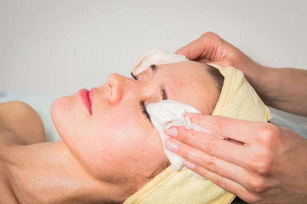 Facial mask treatment — Stock Photo, Image