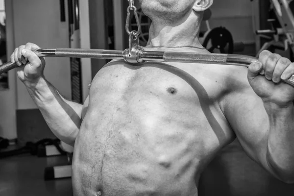 Hombre en el gimnasio — Foto de Stock