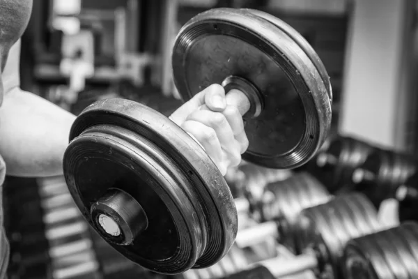 Woman's hand holding dumbbell. — Stock Photo, Image