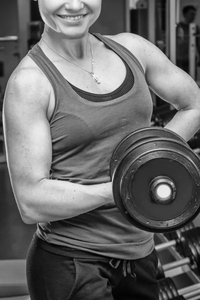 Vrouw praktijk met barbell — Stockfoto