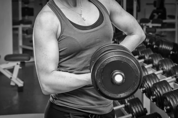 Práctica de mujer con barra — Foto de Stock