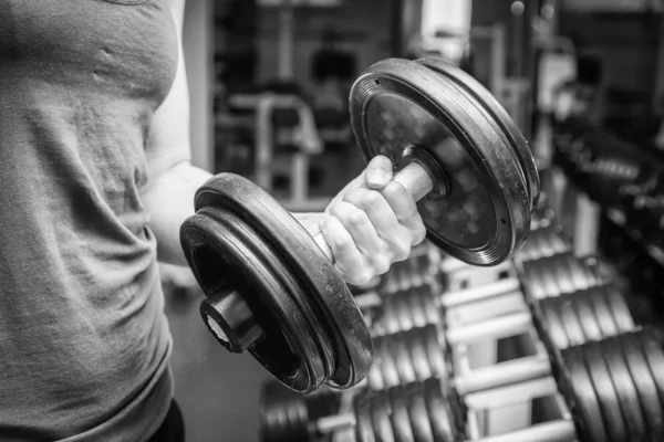 Mulher prática com barbell — Fotografia de Stock