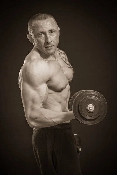 Bodybuilder mit Kurzhanteln — Stockfoto