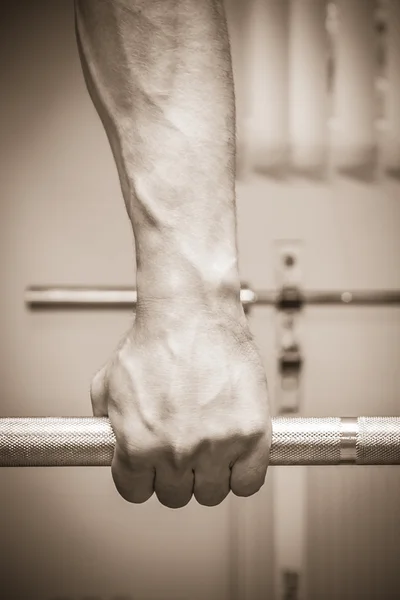 Mano en la barra de entrenamiento —  Fotos de Stock