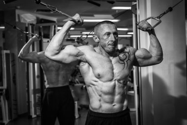 Spor salonundaki adam.