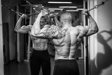 Spor salonundaki adam.