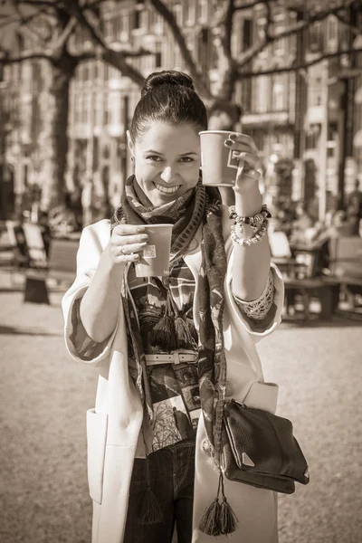 Menina na rua com xícaras de chá — Fotografia de Stock