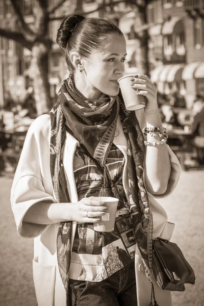 Girl on the street with cups of tea — Stock Photo, Image