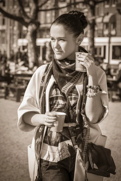 Girl on the street with cups of tea — Stock Photo, Image