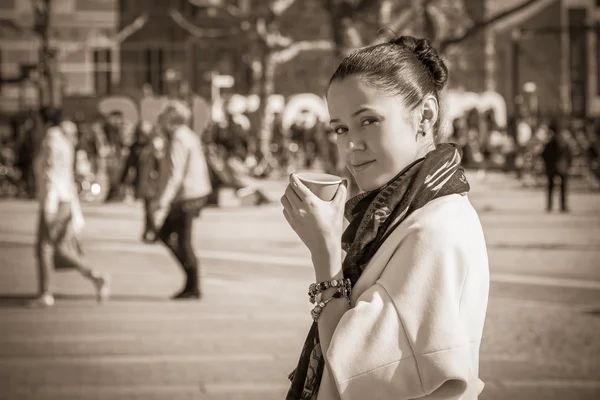 Girl in city — Stock Photo, Image