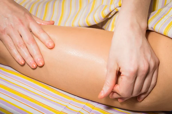 Vrouw ontspannen met hand massage — Stockfoto