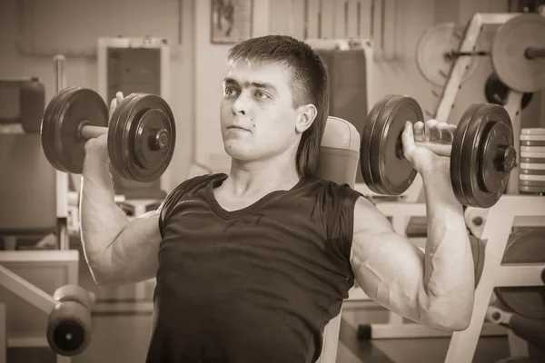 Hombre haciendo ejercicio con mancuerna — Foto de Stock