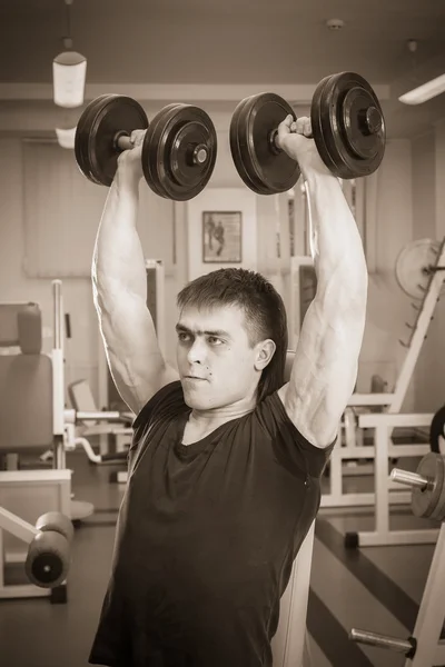 Uomo che fa allenamento con manubri — Foto Stock