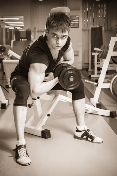 Mann beim Workout mit Hantel — Stockfoto