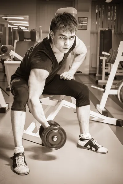 Hombre haciendo ejercicio con mancuerna — Foto de Stock