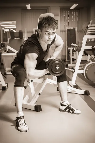 Uomo che fa allenamento con manubri — Foto Stock