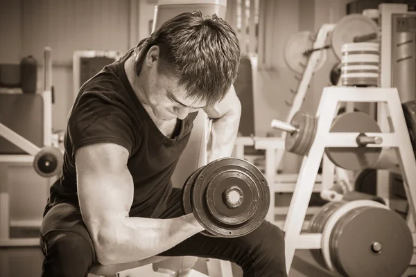 Hombre haciendo ejercicio con mancuerna — Foto de Stock