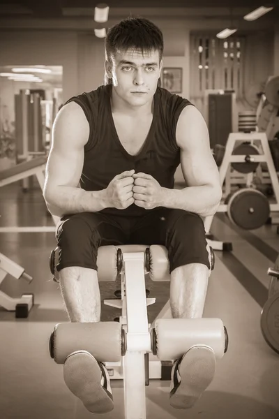 Man in de sportschool — Stockfoto