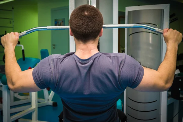 Man in de sportschool — Stockfoto