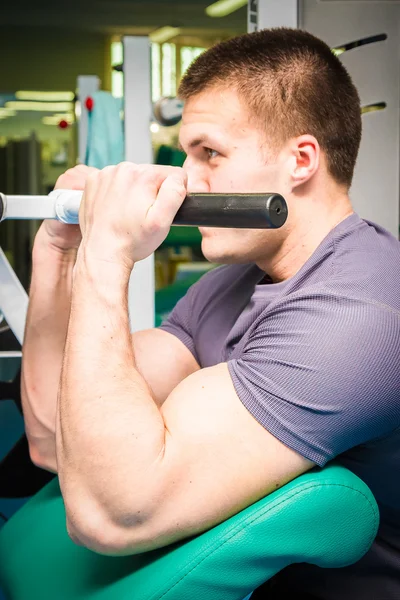 Man training in de sportschool — Stockfoto