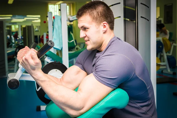 Man training in de sportschool — Stockfoto